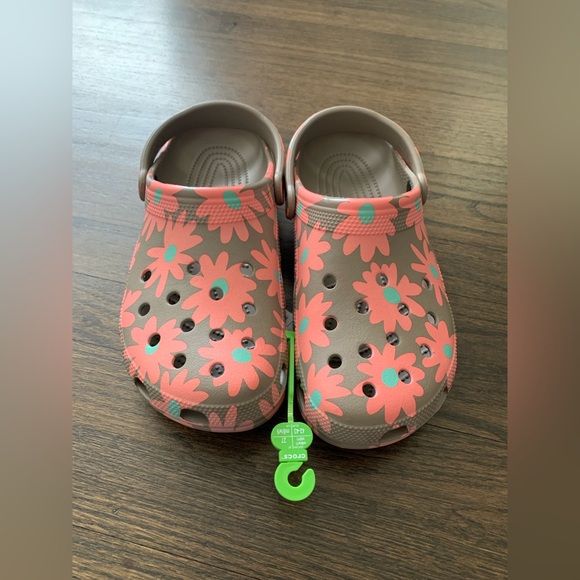 Crocs Classic Retro Resort Clog 🌸 - Picture 4 of 9